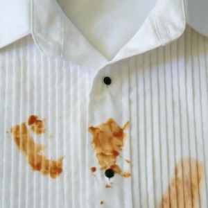 Hướng dẫn tẩy vết máu, vết son, vết mực, vết cà phê trên quần áo