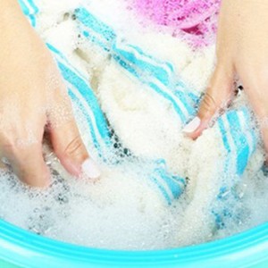 8 cách tẩy vết dầu nhớt trên quần áo hiệu quả, dễ thực hiện