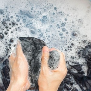 Mẹo giặt quần áo mùa hè sạch mà vẫn tiết kiệm điện nước