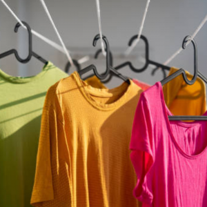 Có nên phơi quần áo, chăn màn trên cục nóng điều hòa cho nhanh khô?