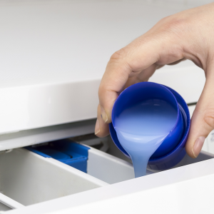 Dùng nước giặt cửa trên cho máy cửa trước có sao không?