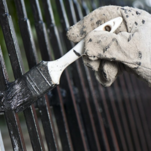 Ra tay” sơn lại ngay cánh cửa sắt với cách thức cực dễ