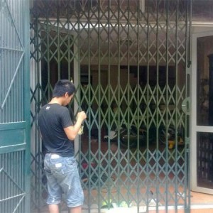 Những Dấu Hiệu Cho Thấy Cửa Sắt Nhà Bạn Cần Sơn Lại Ngay