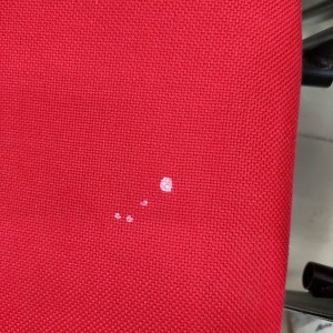 Cách tẩy kẹo cao su dính trên ghế