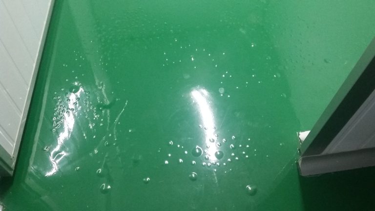 Xuất hiện bọt khí, lỗ rỗ trên mặt sơn