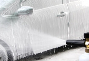 Nên dùng bột rửa xe không chạm hay nước rửa xe không chạm tốt hơn cho dịch vụ rửa xe?