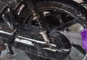 Cách rửa sạch dầu nhớt trên xe máy