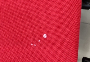 Cách tẩy kẹo cao su dính trên ghế